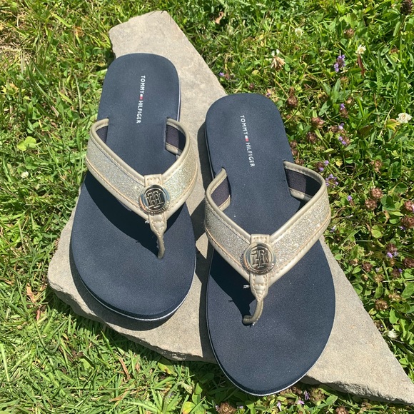 Tommy Hilfiger Shoes - Woman’s Tommy Hilfiger Flip Flops Size 7 Blue and Gold Sandals with Charm